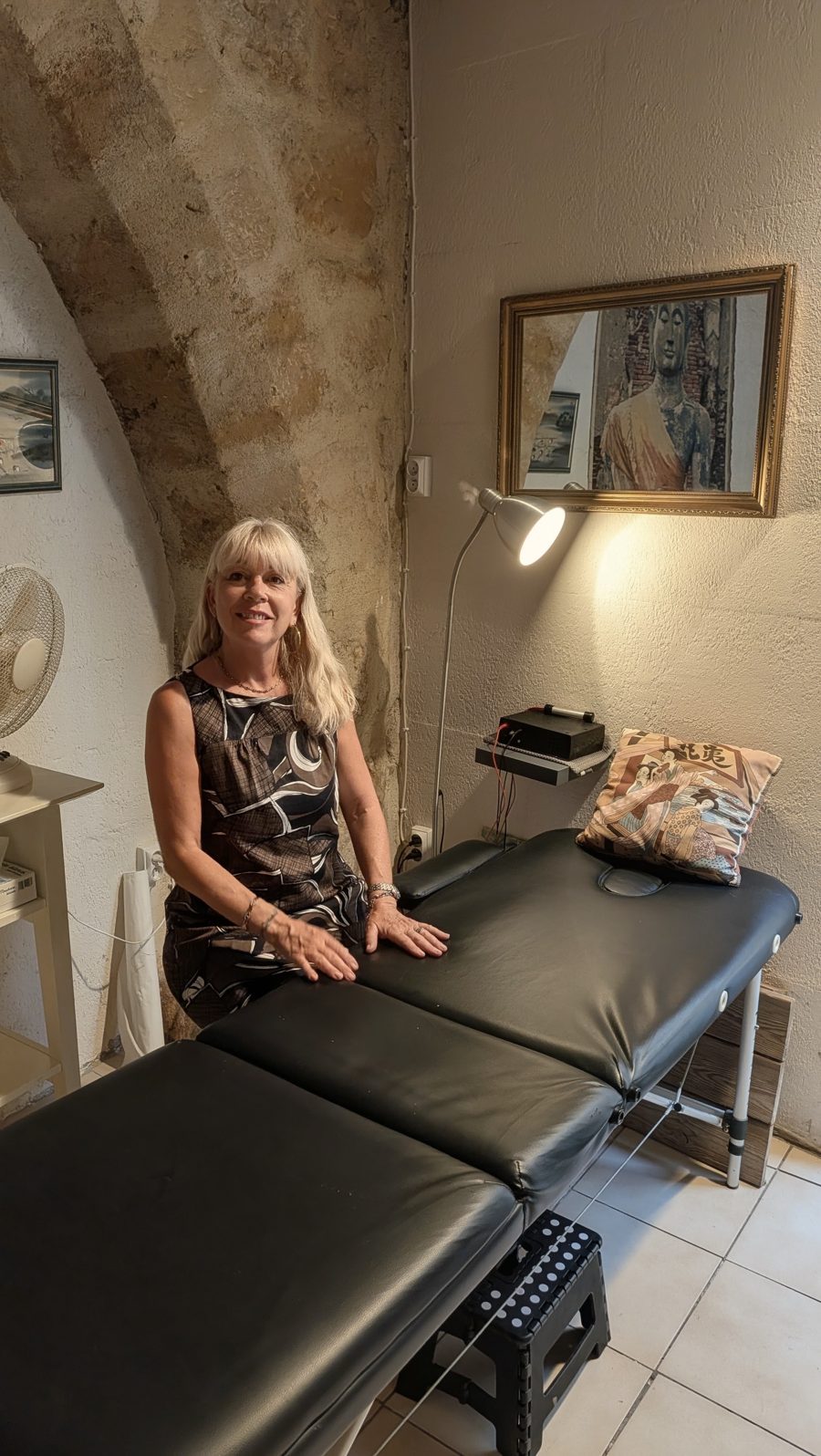 Isabelle André près de la table de soin, sous la voûte en pierre du cabinet de Florensac